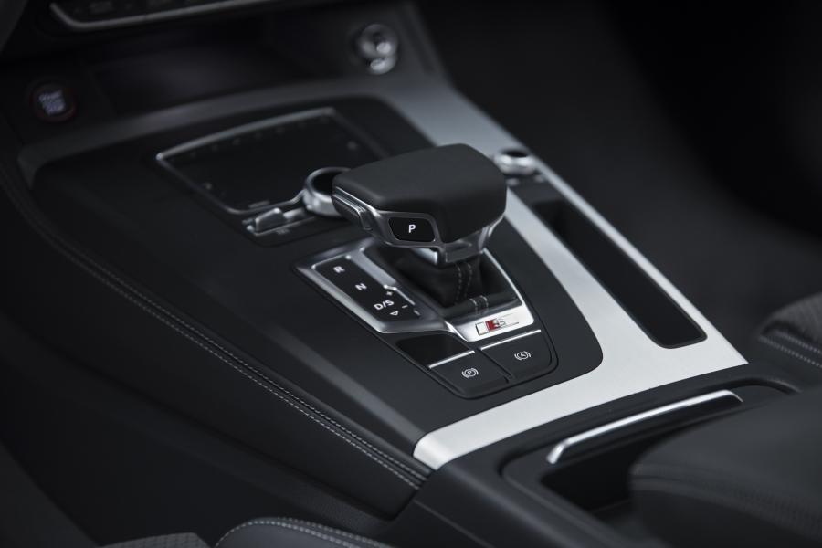 Детали интерьера Audi SQ5 3.0 TFSI 2018 года  (LA) (фото 2 из 9)
